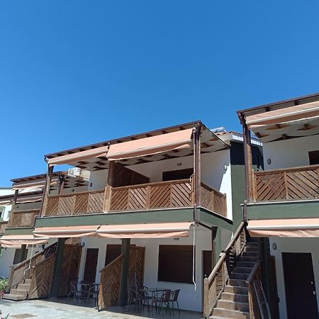 Mad'S Villas Néa Péramos Exterior foto
