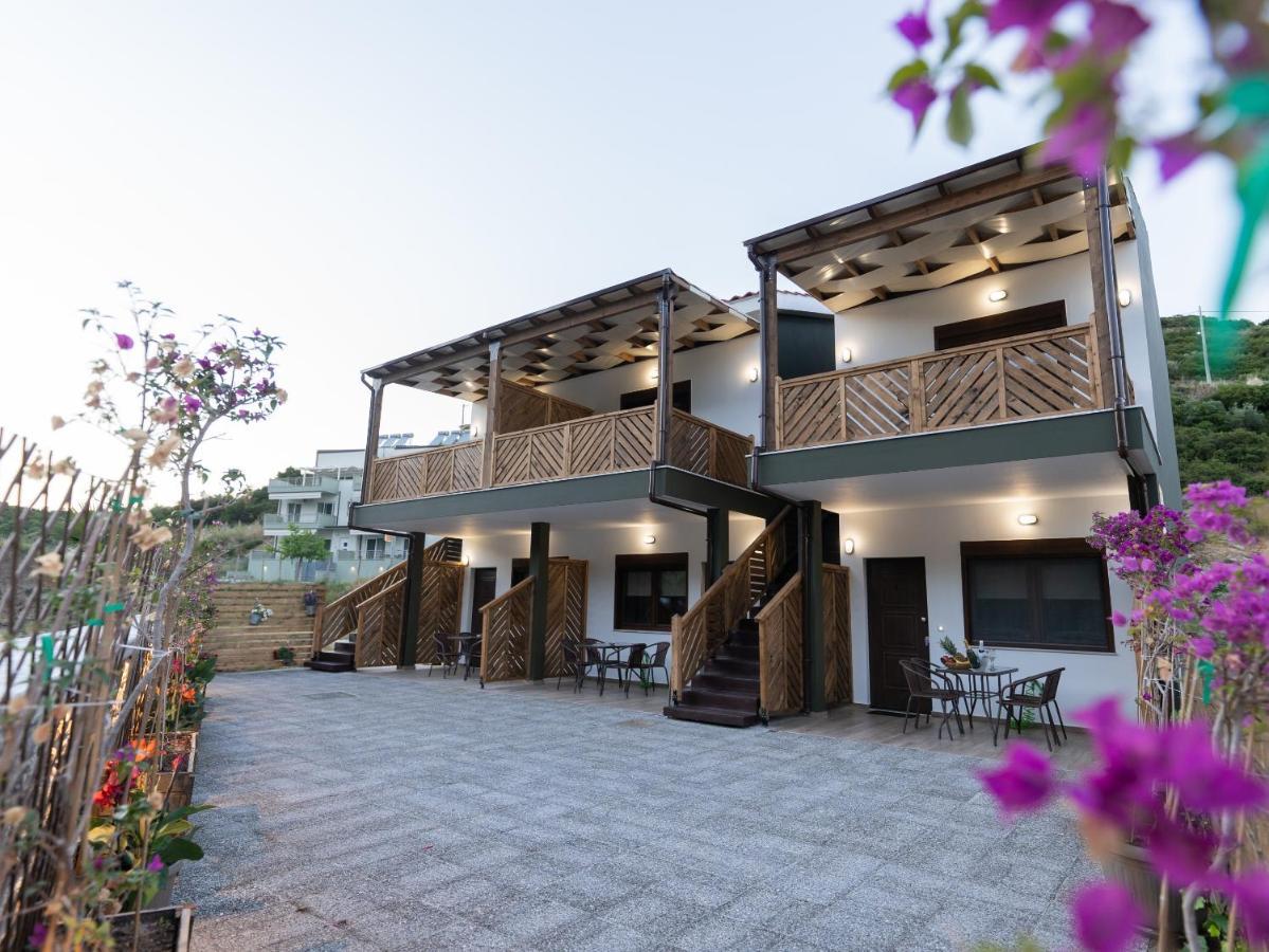 Mad'S Villas Néa Péramos Exterior foto